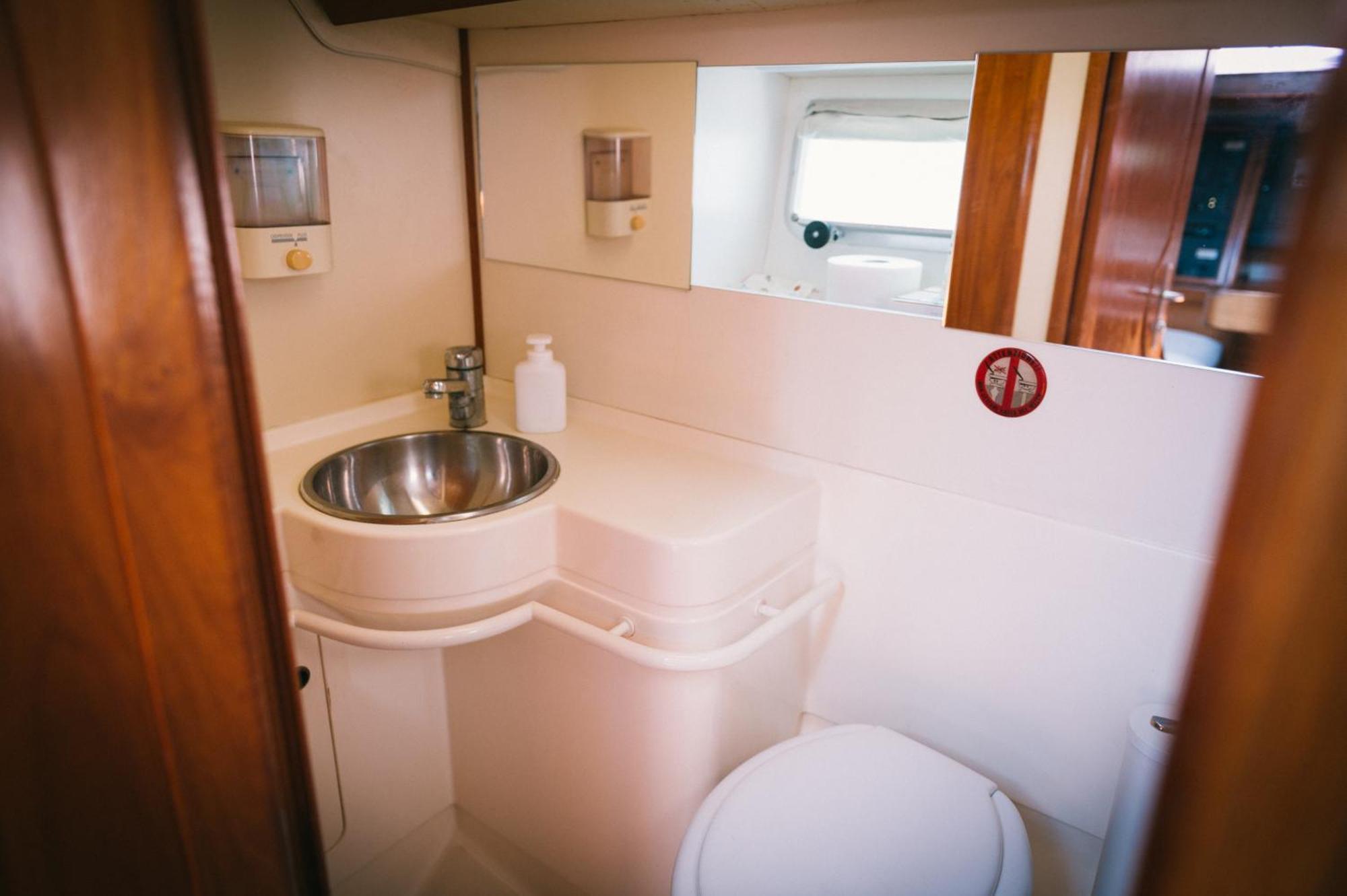 Sleep In Boat Hotell Catania Exteriör bild